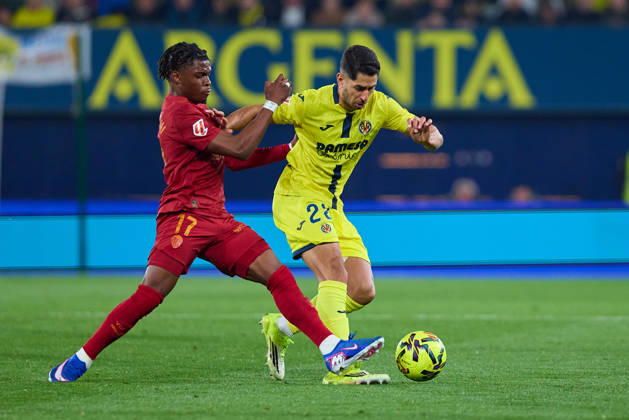 Villarreal CF and Valencia CF - LaLiga EA Sports VILLARREAL, SPAIN - FEBRUARY 22: Largie Ramazani of Valencia CF competes for the ball with Ayoze Perez Attacking Midfield of Villarreal CF during to the LaLiga EA Sports match between Villarreal CF and Valencia CF at Estadio de la Ceramica on February 22, 2026 in Villarreal, Spain. (Photo by Jose Torres Photo Players Images Magara Press) Villarreal Estadio de la Ceramica Spain Copyright: xJosexTorresx