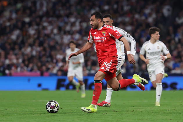 Madrid, Spain February 25, 2026 FBL UEFA Champions League 2025 26 Real Madrid SL Benfica Vangelis Pavlidis S L Benfica , Trent Alexander Arnold Real Madrid in action, with the ball during the UEFA Champions League 2025 26 knockout play offs match between Real Madrid and SL Benfica at the Santiago Bernabà u Stadium on February 25, 2026 in Madrid, Spain Copyright: JoaquimxFerreira