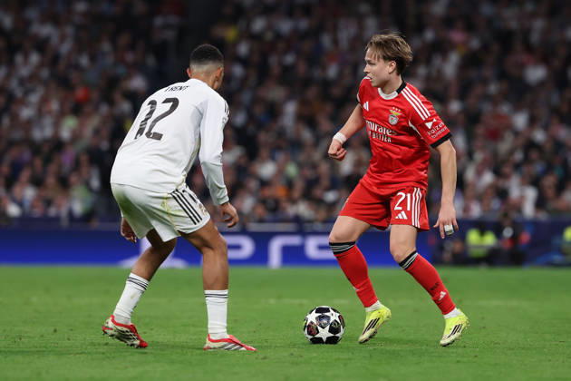 Madrid, Spain February 25, 2026 FBL UEFA Champions League 2025 26 Real Madrid SL Benfica Trent Alexander Arnold Real Madrid , Andreas Schjelderup S L Benfica in action, with the ball during the UEFA Champions League 2025 26 knockout play offs match between Real Madrid and SL Benfica at the Santiago Bernabà u Stadium on February 25, 2026 in Madrid, Spain Copyright: JoaquimxFerreira