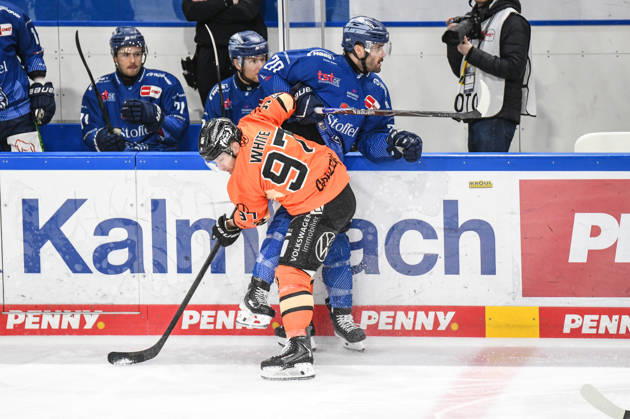 Straubing Tigers vs Grizzlys Wolfsburg, Ice Hockey, German Ice Hockey League, Penny DEL, 46 Matchday, Season 2025 2026, 27 02 2026 Justin Scott Straubing Tigers on the sidelines with Matthew White Grizzlys Wolfsburg , Ice Hockey Men, German Ice Hockey League, Penny DEL, 46 Matchday, Season 2025 2026 on 27 02 2026 at Eisstadion am Pulverturm, Straubing Tigers blue vs Grizzlys Wolfsburg orange