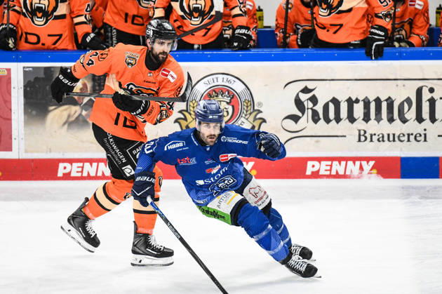Straubing Tigers vs Grizzlys Wolfsburg, Ice Hockey, German Ice Hockey League, Penny DEL, 46 Matchday, Season 2025 2026, 27 02 2026 Justin Scott Straubing Tigers with Julian Melchiori Grizzlys Wolfsburg , Ice Hockey Men, German Ice Hockey League, Penny DEL, 46 Matchday, Season 2025 2026 on 27 02 2026 at Eisstadion am Pulverturm, Straubing Tigers blue vs Grizzlys Wolfsburg orange