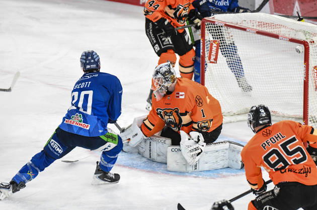 Straubing Tigers vs Grizzlys Wolfsburg, Ice Hockey, Deutsche Eishockey Liga, Penny DEL, 46 Spieltag, Saison 2025 2026, 27 02 2026 Justin Scott Straubing Tigers misses the goal against Dustin Strahlmeier Grizzlys Wolfsburg , Eishockey Herren, Deutsche Eishockey Liga, Penny DEL, 46 Spieltag, Saison 2025 2026 am 27 02 2026 im Eisstadion am Pulverturm, Straubing Tigers blue vs Grizzlys Wolfsburg orange