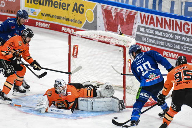 Straubing Tigers vs Grizzlys Wolfsburg, Ice Hockey, Deutsche Eishockey Liga, Penny DEL, 46 Spieltag, Saison 2025 2026, 27 02 2026 Justin Scott Straubing Tigers misses the goal against Dustin Strahlmeier Grizzlys Wolfsburg , Eishockey Herren, Deutsche Eishockey Liga, Penny DEL, 46 Spieltag, Saison 2025 2026 am 27 02 2026 im Eisstadion am Pulverturm, Straubing Tigers blue vs Grizzlys Wolfsburg orange