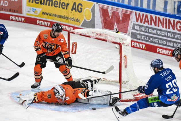 Straubing Tigers vs Grizzlys Wolfsburg, Ice Hockey, Deutsche Eishockey Liga, Penny DEL, 46 Spieltag, Saison 2025 2026, 27 02 2026 Justin Scott Straubing Tigers misses the goal against Dustin Strahlmeier Grizzlys Wolfsburg , Eishockey Herren, Deutsche Eishockey Liga, Penny DEL, 46 Spieltag, Saison 2025 2026 am 27 02 2026 im Eisstadion am Pulverturm, Straubing Tigers blue vs Grizzlys Wolfsburg orange