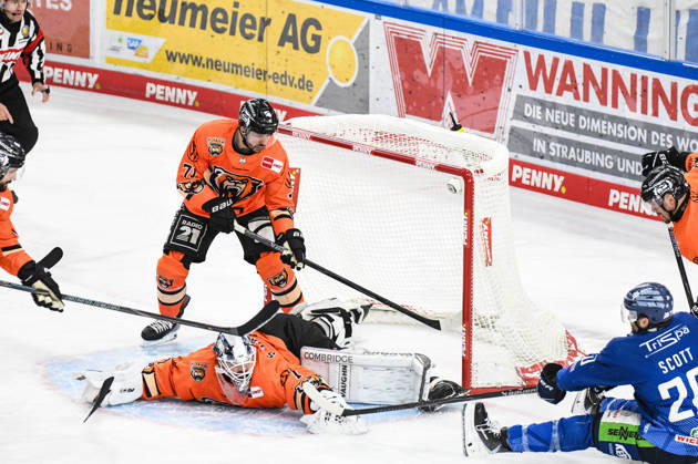 Straubing Tigers vs Grizzlys Wolfsburg, Ice Hockey, Deutsche Eishockey Liga, Penny DEL, 46 Spieltag, Saison 2025 2026, 27 02 2026 Justin Scott Straubing Tigers misses the goal against Dustin Strahlmeier Grizzlys Wolfsburg , Eishockey Herren, Deutsche Eishockey Liga, Penny DEL, 46 Spieltag, Saison 2025 2026 am 27 02 2026 im Eisstadion am Pulverturm, Straubing Tigers blue vs Grizzlys Wolfsburg orange