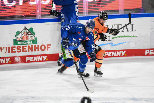 Straubing Tigers vs Grizzlys Wolfsburg, Ice Hockey, Deutsche Eishockey Liga, Penny DEL, 46 Spieltag, Saison 2025 2026, 27 02 2026 Justin Scott Straubing Tigers in duel with Fabio Pfohl Grizzlys Wolfsburg , Eishockey Herren, Deutsche Eishockey Liga, Penny DEL, 46 Spieltag, Saison 2025 2026 am 27 02 2026 im Eisstadion am Pulverturm, Straubing Tigers blue vs Grizzlys Wolfsburg orange