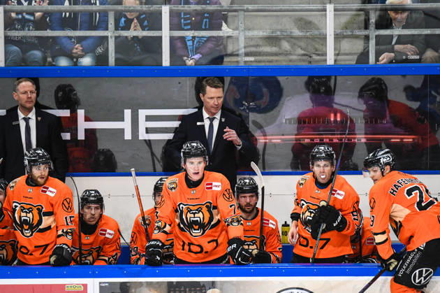 Straubing Tigers vs Grizzlys Wolfsburg, Ice Hockey, German Ice Hockey League, Penny DEL, 46 Matchday, Season 2025 2026, 27 02 2026 Mike Stewart Grizzlys Wolfsburg , Ice Hockey Men, German Ice Hockey League, Penny DEL, 46 Matchday, Season 2025 2026 on 27 02 2026 at Eisstadion am Pulverturm, Straubing Tigers blue vs Grizzlys Wolfsburg orange