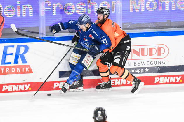 Straubing Tigers vs Grizzlys Wolfsburg, Ice Hockey, German Ice Hockey League, Penny DEL, 46 Matchday, Season 2025 2026, 27 02 2026 Alex Green Straubing Tigers on the sidelines with Keaton Thompson Grizzlys Wolfsburg , Ice Hockey Men, German Ice Hockey League, Penny DEL, 46 Matchday, Season 2025 2026 on 27 02 2026 at Eisstadion am Pulverturm, Straubing Tigers blue vs Grizzlys Wolfsburg orange