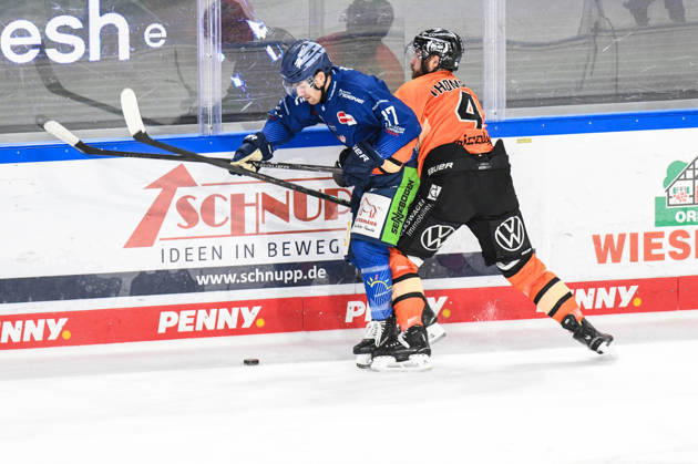 Straubing Tigers vs Grizzlys Wolfsburg, Ice Hockey, German Ice Hockey League, Penny DEL, 46 Matchday, Season 2025 2026, 27 02 2026 Alex Green Straubing Tigers on the sidelines with Keaton Thompson Grizzlys Wolfsburg , Ice Hockey Men, German Ice Hockey League, Penny DEL, 46 Matchday, Season 2025 2026 on 27 02 2026 at Eisstadion am Pulverturm, Straubing Tigers blue vs Grizzlys Wolfsburg orange