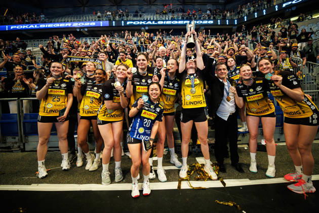 28 02 2026, SAP Arena, Mannheim Volleyball, DVV Cup Final, Award Ceremony Cup Winner 2026 VfB Suhl LOTTO Thüringen Thueringen cheers with fans and trophy