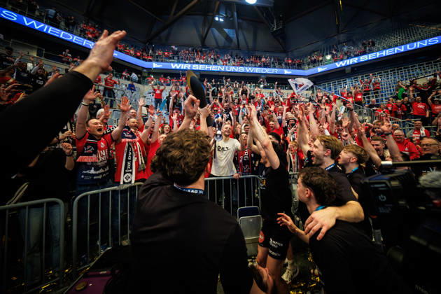 28 02 2026, SAP Arena, Mannheim Volleyball, DVV Cup Final, Award Ceremony Cup Winner 2026 SVG Lüneburg Lueneburg cheers with fans and trophy