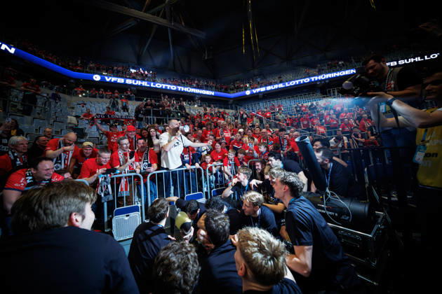 28 02 2026, SAP Arena, Mannheim Volleyball, DVV Cup Final, Award Ceremony Cup Winner 2026 SVG Lüneburg Lueneburg cheers with fans and trophy