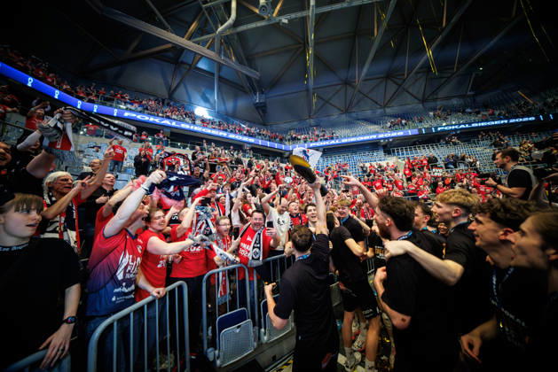 28 02 2026, SAP Arena, Mannheim Volleyball, DVV Cup Final, Award Ceremony Cup Winner 2026 SVG Lüneburg Lueneburg cheers with fans and trophy