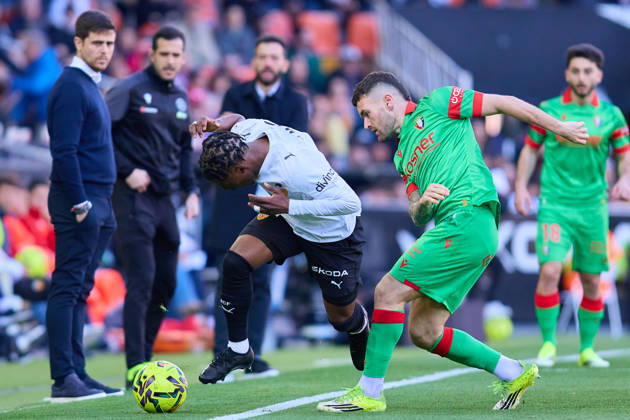 Valencia CF v Osasuna - LaLiga EA Sports VALENCIA, SPAIN - MARCH 1: Javi Galan of Osasuna competes for the ball with Largie Ramazani of Valencia CF during to the LaLiga EA Spots match between Valencia CF and Osasuna at Estadio Mestalla on March 1, 2026 in Valencia, Spain. (Photo by Jose Torres Photo Players Images Magara Press) Valencia Estadio Mestalla Spain Copyright: xJosexTorresx