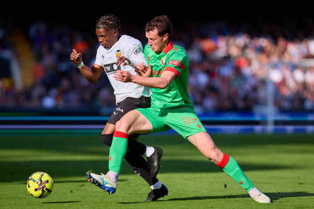 Valencia CF v Osasuna - LaLiga EA Sports VALENCIA, SPAIN - MARCH 1: Largie Ramazani of Valencia CF competes for the ball with Jorge Herrando of CA Osasuna during to the LaLiga EA Spots match between Valencia CF and Osasuna at Estadio Mestalla on March 1, 2026 in Valencia, Spain. (Photo by Jose Torres Photo Players Images Magara Press) Valencia Estadio Mestalla Spain Copyright: xJosexTorresx