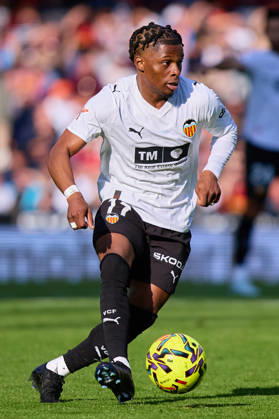 Valencia CF v Osasuna - LaLiga EA Sports VALENCIA, SPAIN - MARCH 1: Largie Ramazani of Valencia CF passes the ball during to the LaLiga EA Spots match between Valencia CF and Osasuna at Estadio Mestalla on March 1, 2026 in Valencia, Spain. (Photo by Jose Torres Photo Players Images Magara Press) Valencia Estadio Mestalla Spain Copyright: xJosexTorresx