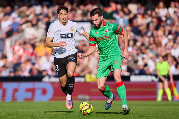 Valencia CF v Osasuna - LaLiga EA Sports VALENCIA, SPAIN - MARCH 1: Jon Moncayola of CA Osasuna competes for the ball with Filip Ugrinic of Valencia CF during to the LaLiga EA Spots match between Valencia CF and Osasuna at Estadio Mestalla on March 1, 2026 in Valencia, Spain. (Photo by Jose Torres Photo Players Images Magara Press) Valencia Estadio Mestalla Spain Copyright: xJosexTorresx