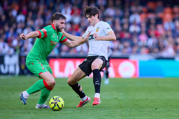Valencia CF v Osasuna - LaLiga EA Sports VALENCIA, SPAIN - MARCH 1: Jon Moncayola of CA Osasuna competes for the ball with Javi Guerra of Valencia CF during to the LaLiga EA Spots match between Valencia CF and Osasuna at Estadio Mestalla on March 1, 2026 in Valencia, Spain. (Photo by Jose Torres Photo Players Images Magara Press) Valencia Estadio Mestalla Spain Copyright: xJosexTorresx