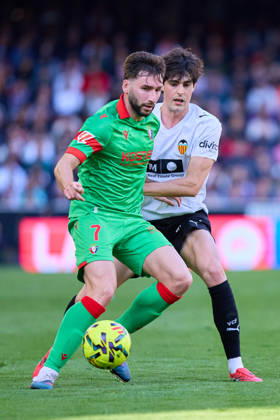 Valencia CF v Osasuna - LaLiga EA Sports VALENCIA, SPAIN - MARCH 1: Jon Moncayola of CA Osasuna competes for the ball with Javi Guerra of Valencia CF during to the LaLiga EA Spots match between Valencia CF and Osasuna at Estadio Mestalla on March 1, 2026 in Valencia, Spain. (Photo by Jose Torres Photo Players Images Magara Press) Valencia Estadio Mestalla Spain Copyright: xJosexTorresx