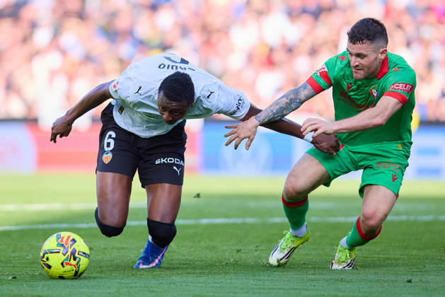 Valencia CF v Osasuna - LaLiga EA Sports VALENCIA, SPAIN - MARCH 1: Umar Sadiq of Valencia CF competes for the ball with Javi Galan of Osasuna during to the LaLiga EA Spots match between Valencia CF and Osasuna at Estadio Mestalla on March 1, 2026 in Valencia, Spain. (Photo by Jose Torres Photo Players Images Magara Press) Valencia Estadio Mestalla Spain Copyright: xJosexTorresx