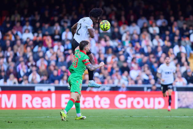 Valencia CF v Osasuna - LaLiga EA Sports VALENCIA, SPAIN - MARCH 1: Thierry Correia of Valencia CF competes for the ball with Javi Galan of Osasuna during to the LaLiga EA Spots match between Valencia CF and Osasuna at Estadio Mestalla on March 1, 2026 in Valencia, Spain. (Photo by Jose Torres Photo Players Images Magara Press) Valencia Estadio Mestalla Spain Copyright: xJosexTorresx