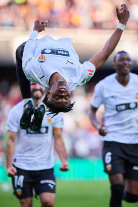 Valencia CF v Osasuna - LaLiga EA Sports VALENCIA, SPAIN - MARCH 1: Largie Ramazani of Valencia CF celebrates after scoring his team s first goal during to the LaLiga EA Spots match between Valencia CF and Osasuna at Estadio Mestalla on March 1, 2026 in Valencia, Spain. (Photo by Jose Torres Photo Players Images Magara Press) Valencia Estadio Mestalla Spain Copyright: xJosexTorresx