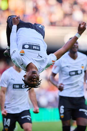Valencia CF v Osasuna - LaLiga EA Sports VALENCIA, SPAIN - MARCH 1: Largie Ramazani of Valencia CF celebrates after scoring his team s first goal during to the LaLiga EA Spots match between Valencia CF and Osasuna at Estadio Mestalla on March 1, 2026 in Valencia, Spain. (Photo by Jose Torres Photo Players Images Magara Press) Valencia Estadio Mestalla Spain Copyright: xJosexTorresx