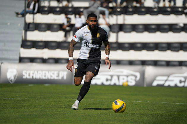 Liga Portugal 2 Meu Super Round 24 football match between SC Farense and Lusitania Lourosa FC, Faro, Portugal Faro, Portugal. 1 st Mar, 2026. Derick Poloni, SC Farense player, driving the ball on the left flank during the of the SC Farense 2 - 1 Lusitano Lourosa FC Round 24 match for the football Liga Portugal 2 Meu Super. Nuno Pires Veloso Alamy Live News. Copyright: xNunoxPiresxVelosox