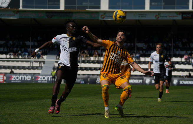 Liga Portugal 2 Meu Super Round 24 football match between SC Farense and Lusitania Lourosa FC, Faro, Portugal Faro, Portugal. 1 st Mar, 2026. Tiago Cerveira of Lourosa FC, trygint to control the ball with the opposition of Bala Sangare, SC Farense player, during the SC Farense 2 - 1 Lusitano Lourosa FC Round 24 match for the football Liga Portugal 2 Meu Super. Nuno Pires Veloso Alamy Live News Copyright: xNunoxPiresxVelosox