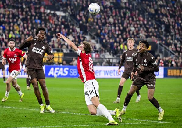 ALKMAAR - (L-R) Sven Mijnans of AZ Alkmaar, Tyrese Noslin of Telstar during the KNVB Cup semi-final match between AZ and Telstar at the AFAS Stadium on March 4, 2026, in Alkmaar, Netherlands. OLAF KRAAK ANP Eurojackpot KNVB Beker - SemiFinals 2025-2026 xVIxANPxSportx xxANPxIVx 552442650 originalFilename: 552442650