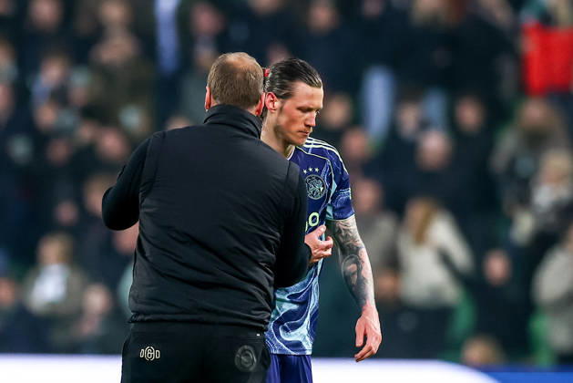 2026-03-07 FC Groningen v Ajax - Dutch Eredivisie GRONINGEN, NETHERLANDS - MARCH 7: Wout Weghorst of AFC Ajax shake hand with Head Coach Dick Lukkien of FC Groningen during the Dutch Eredivisie match between FC Groningen and Ajax at Stadion Euroborg on March 7, 2026 in Groningen, Netherlands. Groningen Stadion Euroborg Netherlands Content not available for redistribution in The Netherlands directly or indirectly through any third parties. Copyright: xPieterxvanxderxWoudex