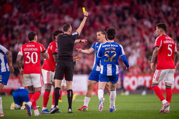 March 8, 2026, Lisboa, Lisboa, Portugal: LISBOA, PORTUGAL - MARCH 08: JOAO PINHEIRO referee of the match is seen showing yellow card to GABRI VEIGA from FC Porto during the Liga Portugal Betclic 2025 26 League match between SL Benfica and FC Porto, at Estadio do Lisboa e Benfica on March 08, 2026 in Lisboa, Portugal Lisboa Portugal - ZUMAl192 20260308_zsp_l192_037 Copyright: xMiguelxLemosx