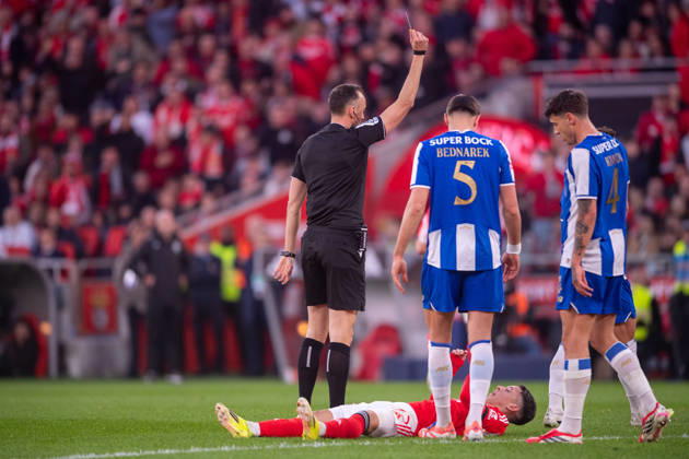 March 8, 2026, Lisboa, Lisboa, Portugal: LISBOA, PORTUGAL - MARCH 08: JOAO PINHEIRO referee of the match is seen showing the yellow card to JAKUB KIWIOR from FC Porto during the Liga Portugal Betclic 2025 26 League match between SL Benfica and FC Porto, at Estadio do Lisboa e Benfica on March 08, 2026 in Lisboa, Portugal Lisboa Portugal - ZUMAl192 20260308_zsp_l192_057 Copyright: xMiguelxLemosx