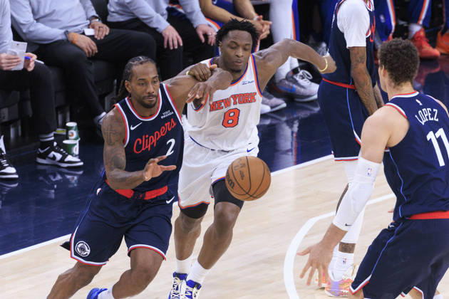 March 9, 2026, Inglewood, California, USA: OG Anunoby 8 of the New York Knicks attempts to steal the ball from Kawhi Leonard 2 of the Los Angeles Clippers during their regular season NBA, Basketball Herren, USA game on Monday March 9, 2026 at Intuit Dome in Inglewood, California. Clippers defeat Knicks, 126-118. ARIANA RUIZ PI Inglewood USA - ZUMAp124 20260309_zaa_p124_076 Copyright: xArianaxRuizx