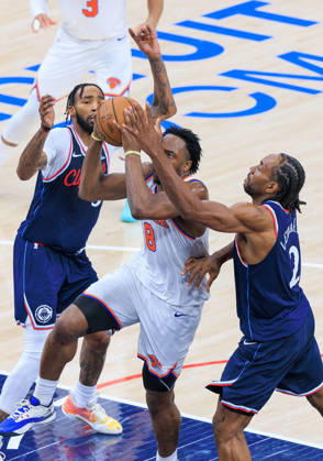 March 9, 2026, Inglewood, California, USA: OG Anunoby 8 of the New York Knicks drives past Kawhi Leonard 2 and Derrick Jones Jr. 5 of the LA Clippers for a basket during a 2026 NBA, Basketball Herren, USA regular season game on Monday March 9, 2026 at Intuit Dome Arena in Inglewood, California. Clippers defeat Knicks, 126-118. JAVIER ROJAS PI Clippers Vs. Knicks - ZUMAp124 20260309_zaa_p124_123 Copyright: xJavierxRojasx