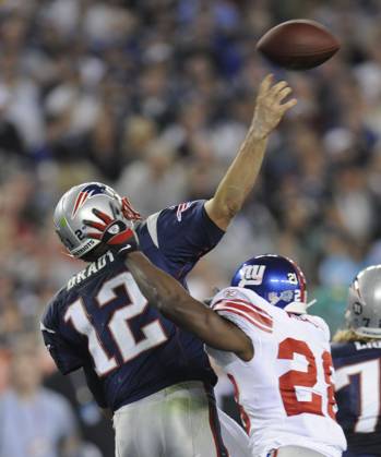 Feb. 3, 2008 - New England Patriots quarterback Tom Brady gets off a pass under pressure from New York Giants Gibril Wilson during Super Bowl XLII at University of Phoenix Stadium in Glendale, Arizona, on Sunday, February 3, 2008. (David Pokress Newsday MCT) Copyright: xDavidxPokressx
