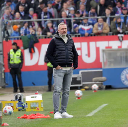 Coach Tim Walter Holstein Kiel Football, Men, Season 2025 2026, 2 BL, Holstein Stadion, Holstein Kiel vs 1 FC Nuernberg, 2 3 DFL REGULATIONS PROHIBIT ANY USE OF PHOTOGRAPHS AS IMAGE SEQUENCES AND OR QUASI VIDEO