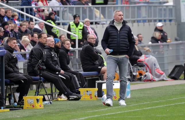 Coach Tim Walter Holstein Kiel Football, Men, Season 2025 2026, 2 BL, Holstein Stadion, Holstein Kiel vs 1 FC Nuernberg, 2 3 DFL REGULATIONS PROHIBIT ANY USE OF PHOTOGRAPHS AS IMAGE SEQUENCES AND OR QUASI VIDEO