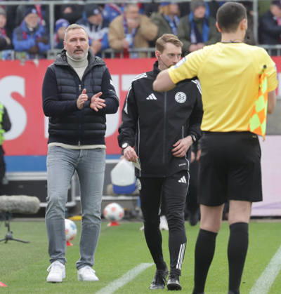 Coach Tim Walter Holstein Kiel Football, Men, Season 2025 2026, 2 BL, Holstein Stadion, Holstein Kiel vs 1 FC Nuernberg, 2 3 DFL REGULATIONS PROHIBIT ANY USE OF PHOTOGRAPHS AS IMAGE SEQUENCES AND OR QUASI VIDEO