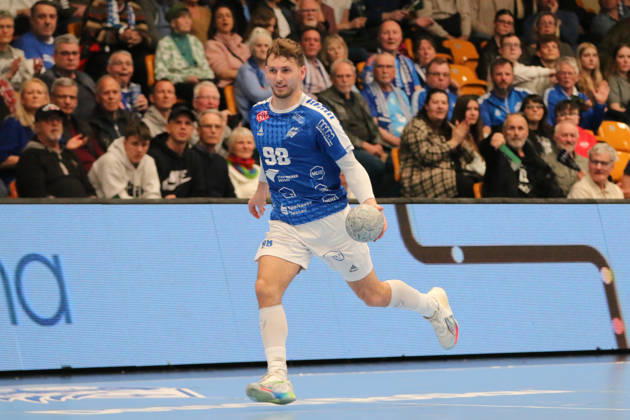 15 03 2026 Handball Men 2025 2026 2 Handball Bundesliga 24 Matchday Dessau Roßlauer HV 06 HSG Krefeld Niederrhein Anhalt Arena Dessau Yannick Marcos Pust Dessau, 98, blue walks alone towards the Krefeld goal Dessau Roßlau Sachsen Anhalt Germany