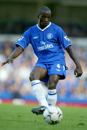 Chelsea V Tottenham Hotspur, Premier League Claude Makelele of Chelsea kicking during the Premier League match between Chelsea and Tottenham Hotspur at Stamford Bridge on September 13, 2003 in London, England. London Stamford Bridge England United Kingdom Copyright: xAllstarxPicturexLibraryxLtdx