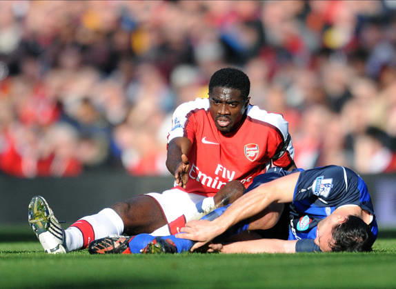 Arsenal V Sunderland, Premier League Kolo Toure of Arsenal and Andy Reid of Sunderland is injured during the Premier League match between Arsenal and Sunderland at Emirates Stadium on February 21, 2009 in London, England. London Emirates Stadium England United Kingdom Copyright: xAllstarxPicturexLibraryxLtdx