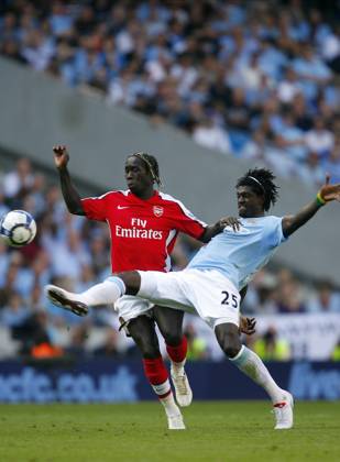Manchester City V Arsenal, Premier League Bacary Sagna of Arsenal and Emmanuel Adebayor of Manchester City challenge during the Premier League match between Manchester City and Arsenal at City Of Manchester Stadium on September 12, 2009 in Manchester, England. Manchester City Of Manchester Stadium England United Kingdom Copyright: xAllstarxPicturexLibraryxLtdx