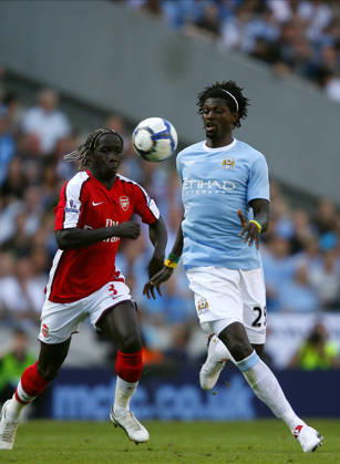 Manchester City V Arsenal, Premier League Bacary Sagna of Arsenal and Emmanuel Adebayor of Manchester City on the ball during the Premier League match between Manchester City and Arsenal at City Of Manchester Stadium on September 12, 2009 in Manchester, England. Manchester City Of Manchester Stadium England United Kingdom Copyright: xAllstarxPicturexLibraryxLtdx