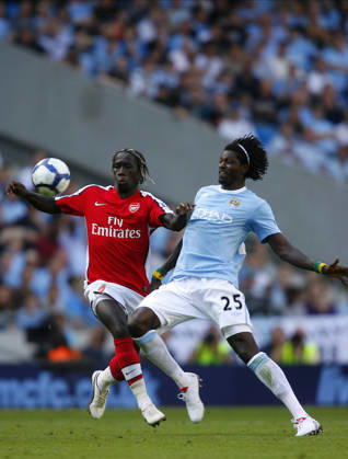 Manchester City V Arsenal, Premier League Bacary Sagna of Arsenal and Emmanuel Adebayor of Manchester City on the ball during the Premier League match between Manchester City and Arsenal at City Of Manchester Stadium on September 12, 2009 in Manchester, England. Manchester City Of Manchester Stadium England United Kingdom Copyright: xAllstarxPicturexLibraryxLtdx