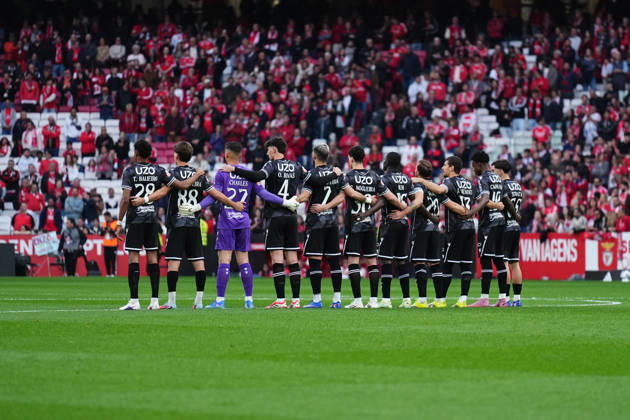 Liga Portugal Betclic - SL Benfica v Vitoria SC Equipa do Vitoria SC durante o minuto de silencio antes da partida entre o SL Benfica e o Vitoria SC, a contar para a Liga Portugal Betclic no Estadio do Lisboa e Benfica - Marco 21, 2025 - Lisboa, Portugal. (Foto: Joao Alvarinhas - Avant Sports) Lisboa Estadio do Sport Lisboa e Benfica Portugal Copyright: xJoaoxAlvarinhasx-xAvantxSportsx