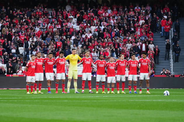 Liga Portugal Betclic - SL Benfica v Vitoria SC Equipa do SL Benfica durante o minuto de silencio antes da partida entre o SL Benfica e o Vitoria SC, a contar para a Liga Portugal Betclic no Estadio do Lisboa e Benfica - Marco 21, 2025 - Lisboa, Portugal. (Foto: Joao Alvarinhas - Avant Sports) Lisboa Estadio do Sport Lisboa e Benfica Portugal Copyright: xJoaoxAlvarinhasx-xAvantxSportsx