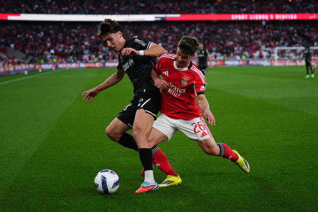 Liga Portugal Betclic - SL Benfica v Vitoria SC Miguel Nogueira do Vitoria SC e Samuel Dahl do SL Benfica disputam um lance durante a partida entre o SL Benfica e o Vitoria SC, a contar para a Liga Portugal Betclic no Estadio do Lisboa e Benfica - Marco 21, 2025 - Lisboa, Portugal. (Foto: Joao Alvarinhas - Avant Sports) Lisboa Estadio do Sport Lisboa e Benfica Portugal Copyright: xJoaoxAlvarinhasx-xAvantxSportsx