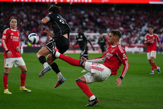 Liga Portugal Betclic - SL Benfica v Vitoria SC Enzo Barrenechea do SL Benfica corta uma bola durante a partida entre o SL Benfica e o Vitoria SC, a contar para a Liga Portugal Betclic no Estadio do Lisboa e Benfica - Marco 21, 2025 - Lisboa, Portugal. (Foto: Joao Alvarinhas - Avant Sports) Lisboa Estadio do Sport Lisboa e Benfica Portugal Copyright: xJoaoxAlvarinhasx-xAvantxSportsx
