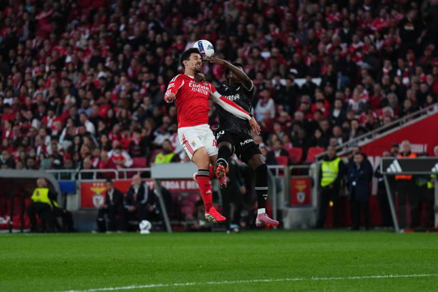 Liga Portugal Betclic - SL Benfica v Vitoria SC Tomas Araujo do SL Benfica e Oumar Camara do Vitoria SC disputam um lance durante a partida entre o SL Benfica e o Vitoria SC, a contar para a Liga Portugal Betclic no Estadio do Lisboa e Benfica - Marco 21, 2025 - Lisboa, Portugal. (Foto: Joao Alvarinhas - Avant Sports) Lisboa Estadio do Sport Lisboa e Benfica Portugal Copyright: xJoaoxAlvarinhasx-xAvantxSportsx